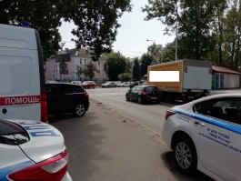 На улице Некрасова в Калининграде водитель «Ниссана» врезалась в автомобиль скорой помощи