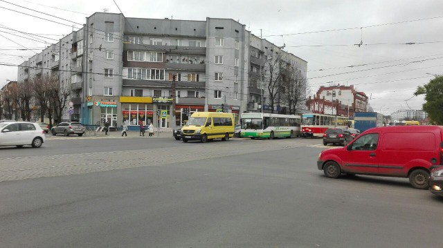 В центре Калининграда столкнулись автобус и маршрутка: собирается пробка