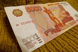 Житель Полесска расплатился с пенсионеркой за водку купюрой банка приколов