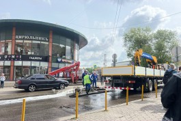 Из-за утечки на трубопроводе в Калининграде затопило территорию у Северного вокзала  (фото)