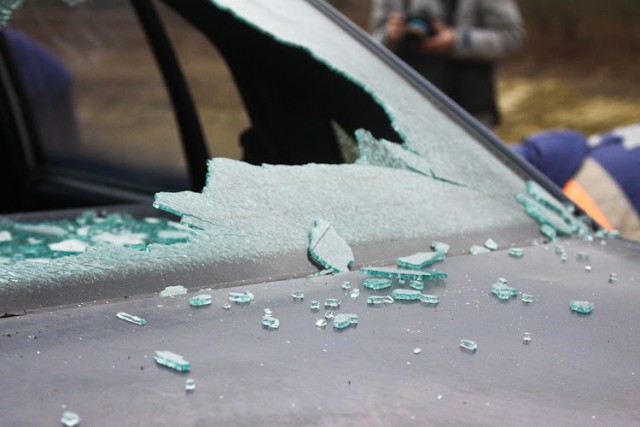 «Загораживал вид из окна»: калининградец разбил окно и залил чернилами соседский автомобиль