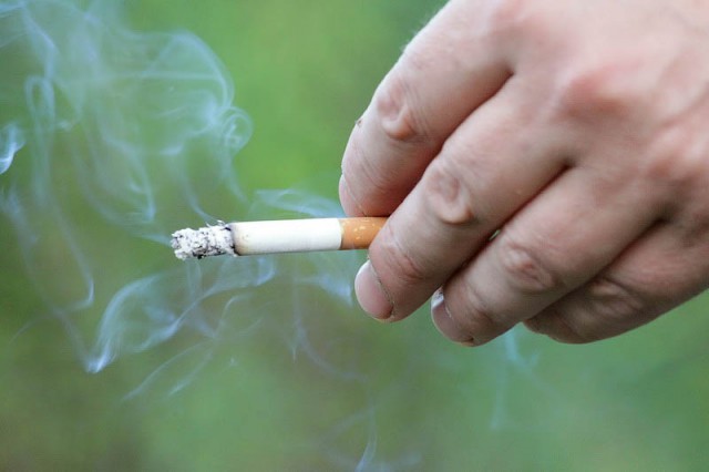 Генпрокуратура запретила курить на летних верандах кафе