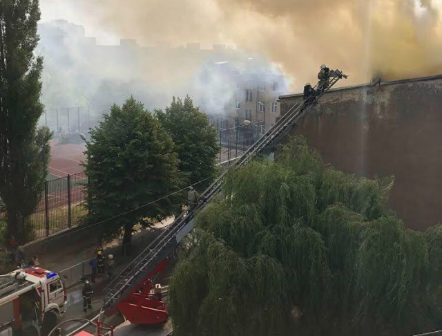 На улице Вагнера в Калининграде горит заброшенный немецкий дом  (видео)