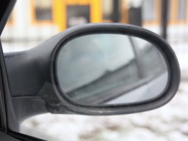 Калининградец оторвал зеркало у чужой машины во время стычки на дороге