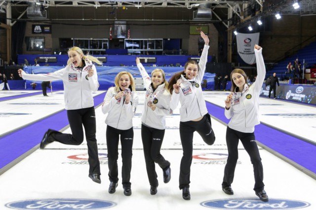 Женская сборная России по кёрлингу с медалями в Канаде