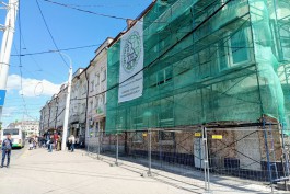 На проспекте Калинина начали ремонт векового дома с эркерами  (фото)