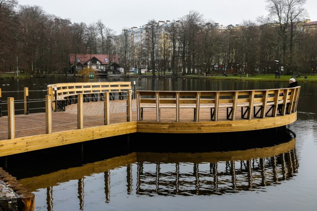 В городском парке Зеленоградска начали укреплять берег озера