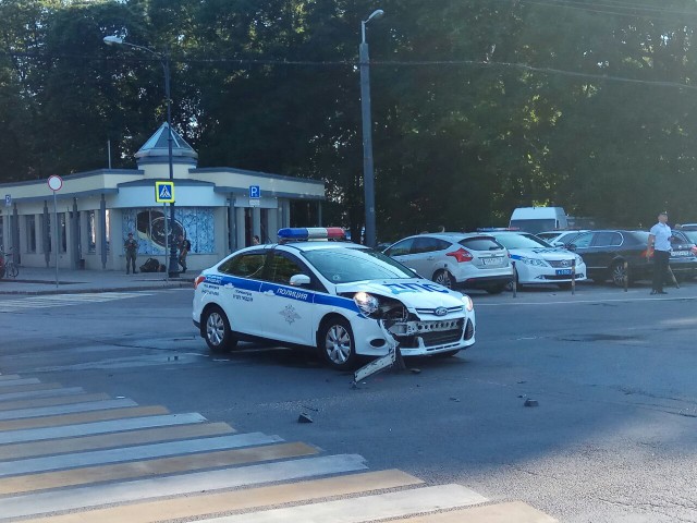 В центре Калининграда произошла авария с участием машины ДПС (фото)