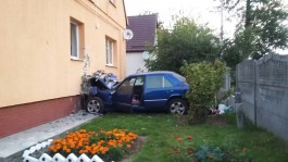 Ночью на ул. Тульской в Калининграде «Мерседес» врезался в дом: пострадал водитель