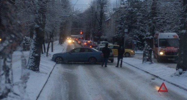 Из-за ДТП заблокировано движение по улице Толстого в Калининграде