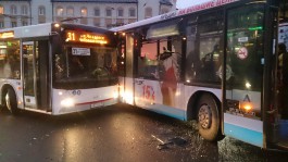 На площади Победы в Калининграде столкнулись два автобуса