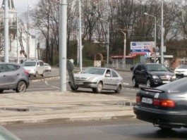 На площади Василевского в Калининграде «Ситроен» врезался в дорожный знак