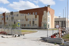 «Разнообразие фасада и тир в подвале»: как выглядит школа на улице Аксакова за четыре месяца до открытия (фото)