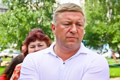 Жители ул. Леонова пожаловались мэру на автозаки суда, паркующиеся во дворах