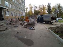 «Калининградтеплосеть» вскрыла свежеуложенный асфальт во дворе на улице Портовой 