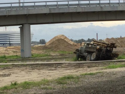 На Острове рядом со съездом со Второй эстакады в грязи застрял грузовик