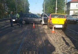 На улице Суворова в Калининграде столкнулись три автомобиля: пострадал мужчина