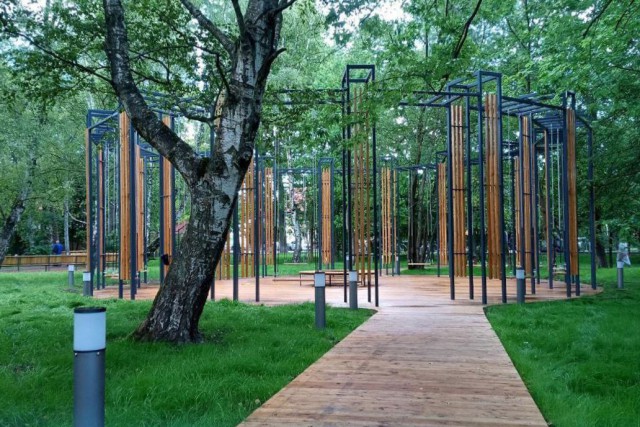 В Зеленоградске завершают благоустройство парка перед гимназией «Вектор»
