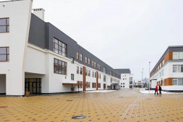 На фасаде нового корпуса школы №50 на Каштановой аллее в Калининграде обнаружили трещину