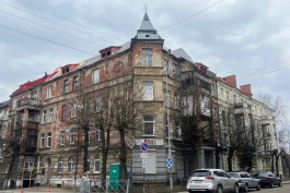 Рядом с пивоваренным заводом в Черняховске приступили к ремонту старинного дома с декором (фото)