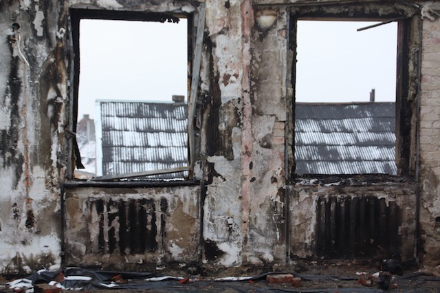 «У нас ничего нет»: восстановление сгоревшего дома в Черняховске задерживают на месяц (фото)