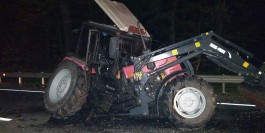 Ночью на трассе Калининград — Черняховск фура врезалась в трактор (фото)