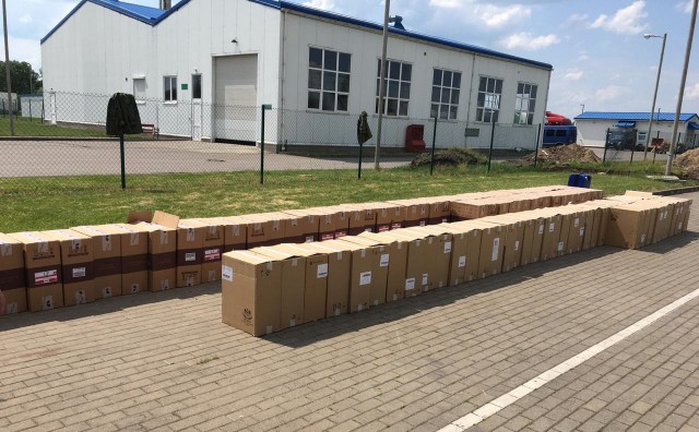Калининградские пограничники задержали фуру с 705 тысячами пачек контрабандных сигарет