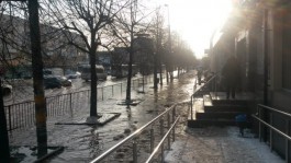 На Ленинском проспекте прорвало водоводную трубу: затоплена проезжая часть  (фото)