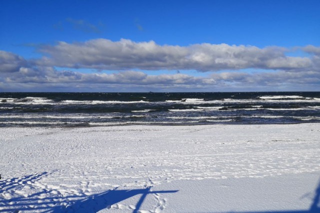 Житель Балтийска вытащил из моря тонущего любителя зимних купаний