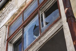 «Система-112»: В квартире жилого дома на улице Мукомольной от взрыва выбило окно