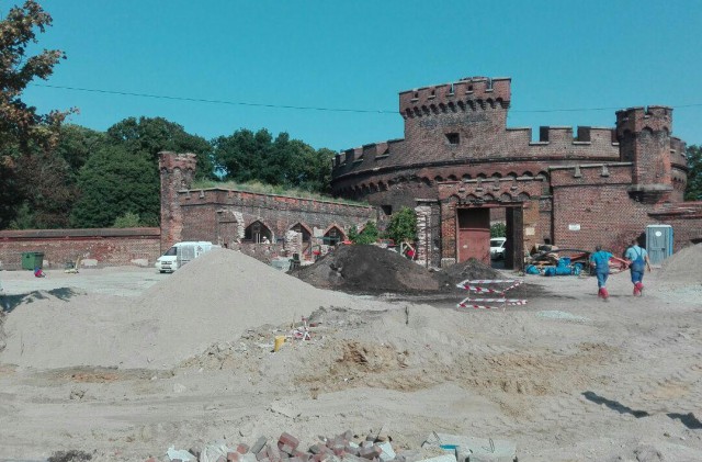 В Калининграде разобрали стену у башни Врангеля