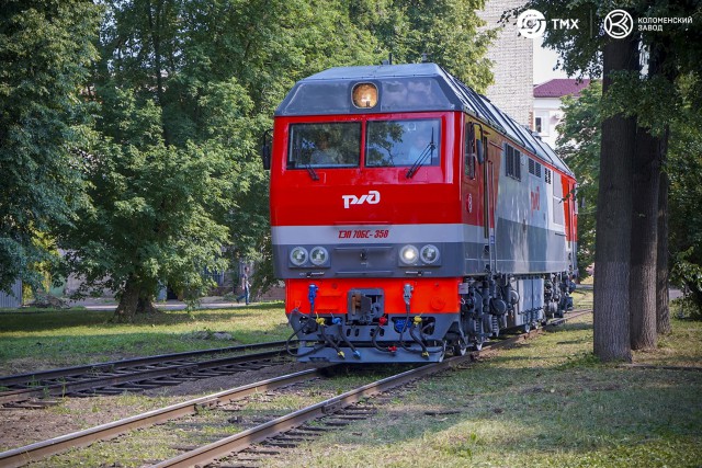 В Калининград доставили два тепловоза нового поколения для дальних перевозок