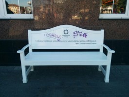 В Калининграде вандалят новые белые скамейки