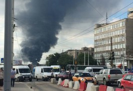 МЧС: Площадь возгорания мебельного склада на ул. Дзержинского составляет 200 кв. м (видео)