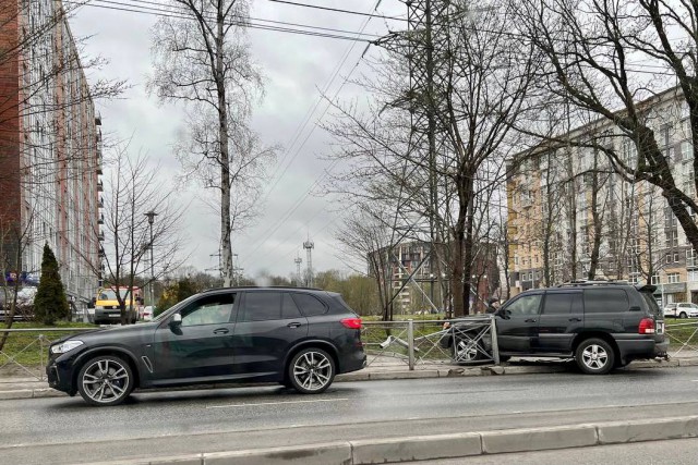 На улице Гагарина в Калининграде «Ленд Крузер» пробил ограждение и вылетел на тротуар