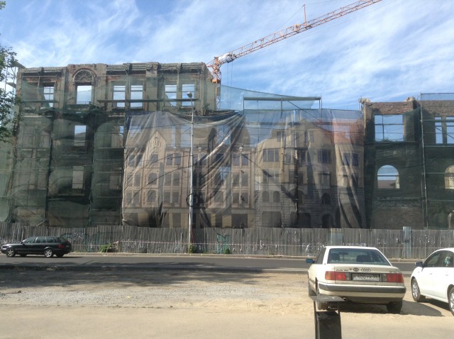 «Пропала башня»: фасад Кройц-аптеки в Калининграде лишается декоративных элементов    (фото)