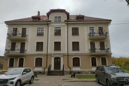 В Железнодорожном завершили ремонт старинного здания напротив крайсхауса (фото)
