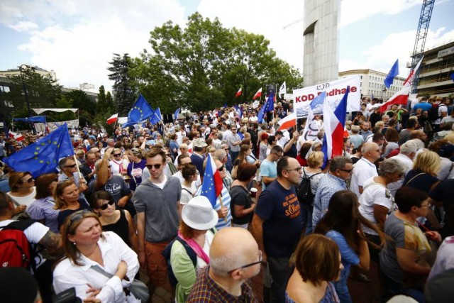 В Польше прошли многотысячные митинги против судебной реформы (фото)