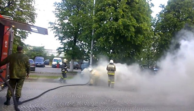 В центре Советска пожарные тушили горящую «Ниву Шевроле» (видео)