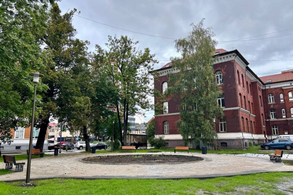 «Новые дорожки и скамейки с декором»: в Калининграде завершают благоустройство сквера на улице Фрунзе (фото)