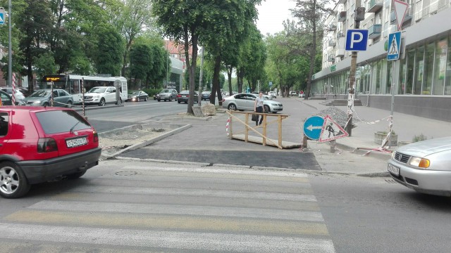 На перекрёстке улиц Невского и Дадаева в Калининграде устранили провал грунта (фото)