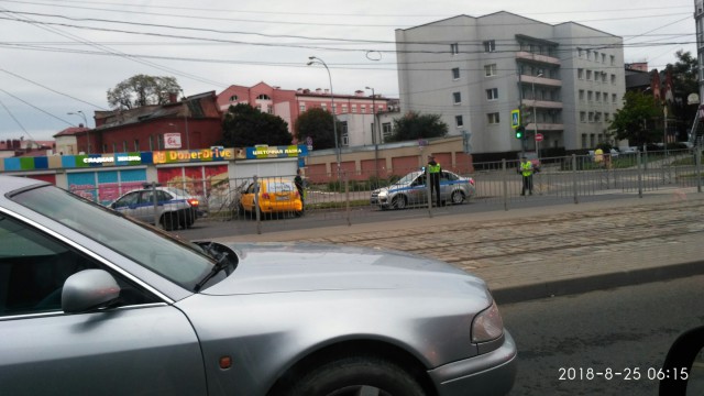 На улице 9 Апреля в Калининграде автомобиль такси протаранил тротуарное ограждение