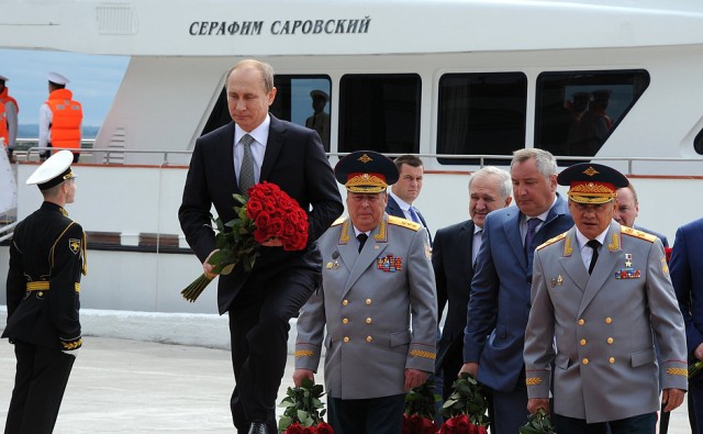 Путин на катере обошёл строй боевых кораблей Балтфлота