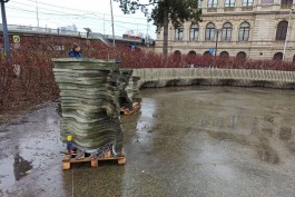 В сквере с поющим фонтаном в Калининграде убирают волнообразные скамейки (фото)