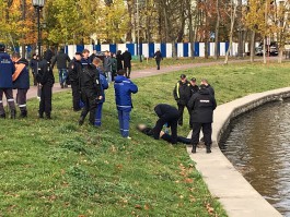 Из Верхнего озера в Калининграде достали труп мужчины (видео)