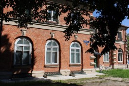 На здании старинной ратуши в Железнодорожном установили кованые решётки с цветочницами (фото)