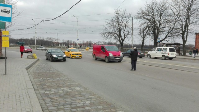 На улице Черняховского в Калининграде такси врезалось в микроавтобус