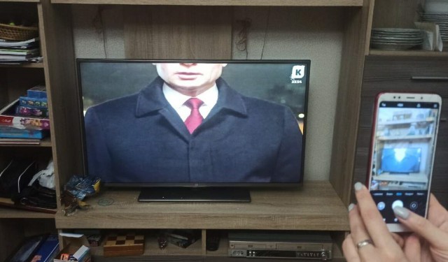 Калининградский телеканал показал новогоднее поздравление Путина, «обрезав» ему часть головы (обновлено)
