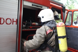 Пожарные эвакуировали из горящего офисного здания в Калининграде 15 человек