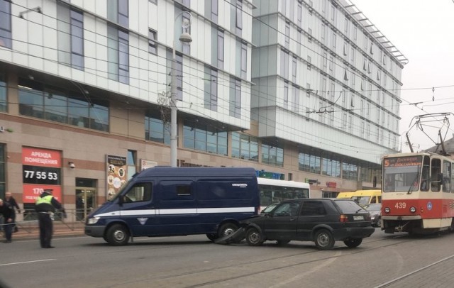 Из-за ДТП на улице Черняховского в Калининграде заблокировано движение трамваев